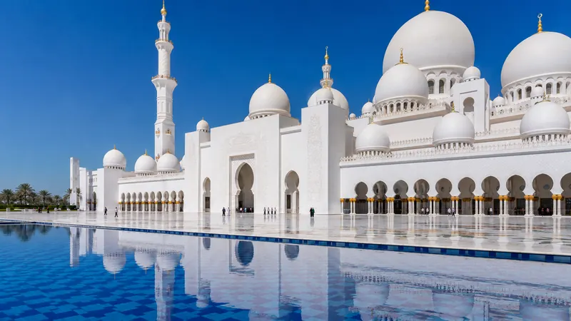 Sheikh Zayed Grand Mosque's white marble domes and reflecting pools in Abu Dhabi — Sheikh Zayed Grand Mosque tour.