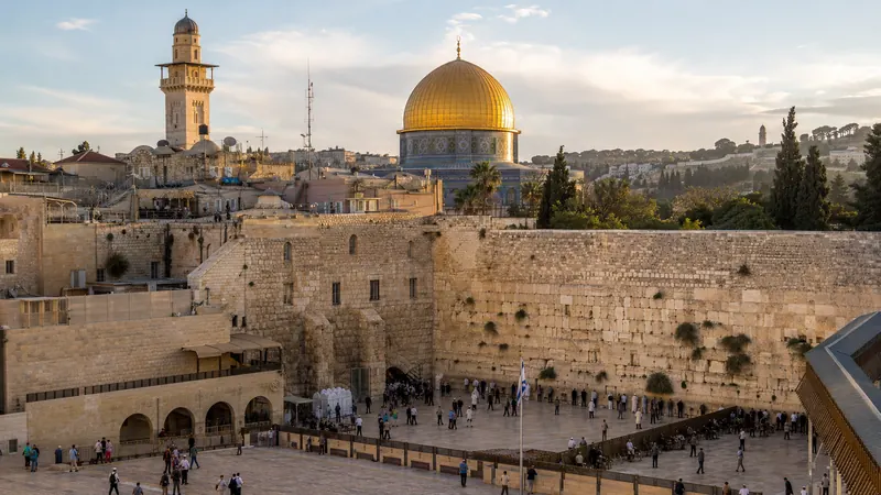 The Western Wall and Dome of the Rock in Jerusalem's Old City — Jerusalem Holy Land tour.