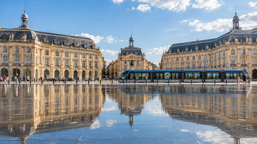 La Plaza de la Bolsa de Burdeos reflejada en el espejo de agua en una tarde soleada
