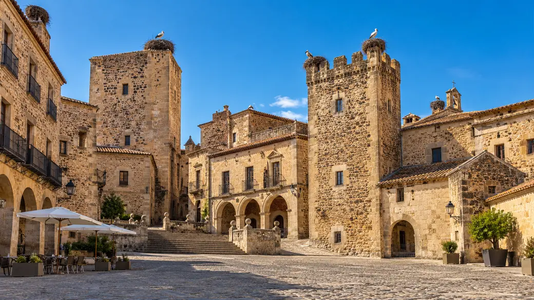 Las torres de piedra medievales y la plaza del centro histórico de Cáceres al sol