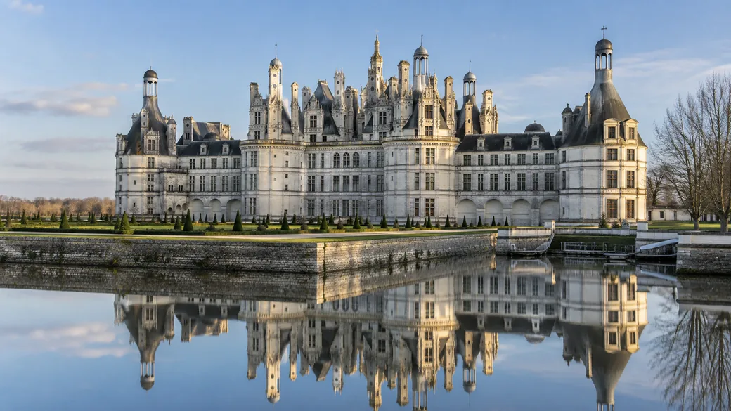 El Castillo de Chambord y sus torres reflejados en el foso en el Valle del Loira