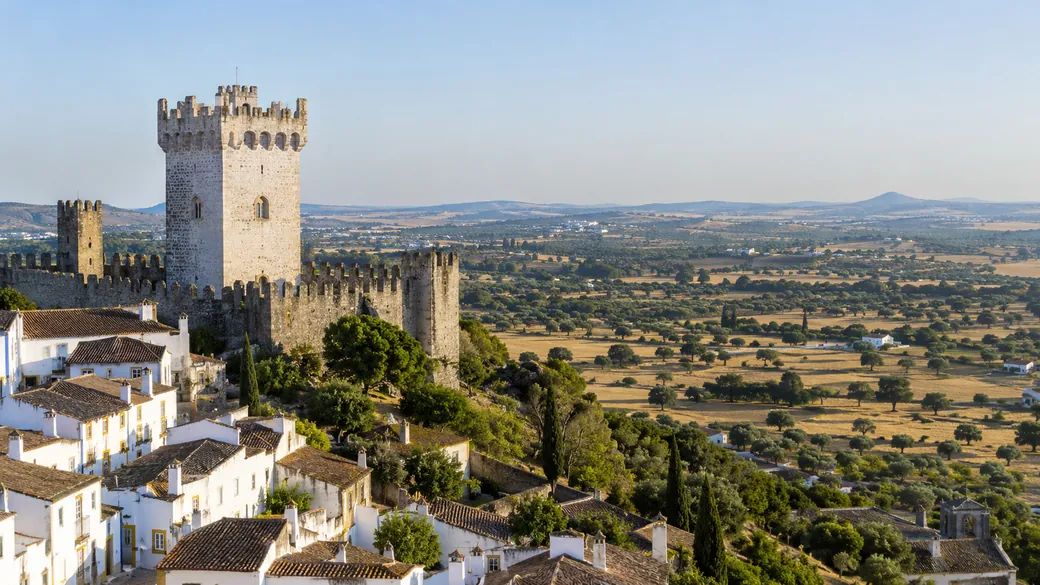 La torre de mármol del castillo de Estremoz sobre las casas blancas del Alentejo