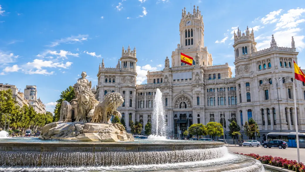 La fuente y el Palacio de Cibeles en Madrid en un día soleado