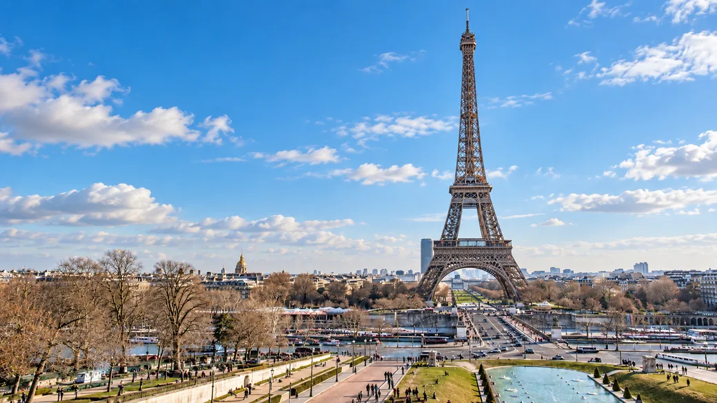 La Torre Eiffel y el Sena en París bajo un cielo de invierno luminoso