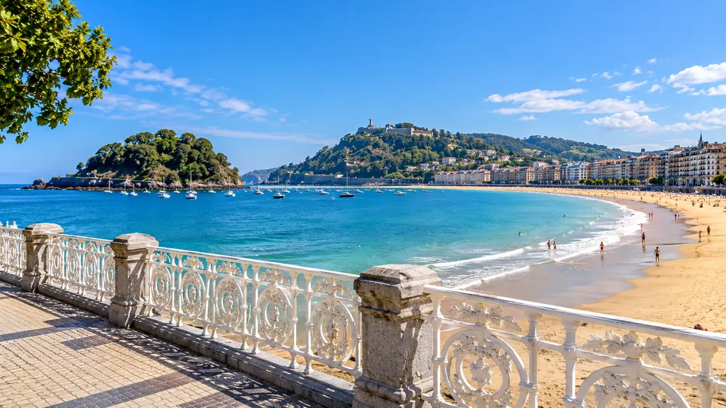 La bahía de la Concha en San Sebastián con su playa curva y su paseo