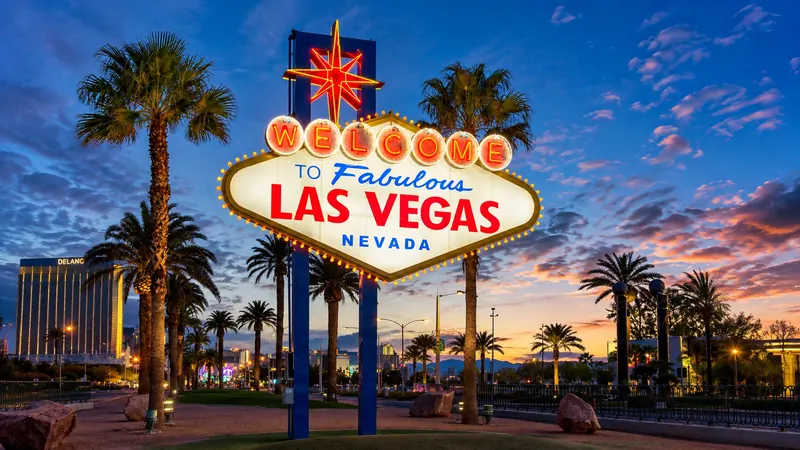 The Welcome to Fabulous Las Vegas sign glowing at sunset — Las Vegas and Grand Canyon itineraries.